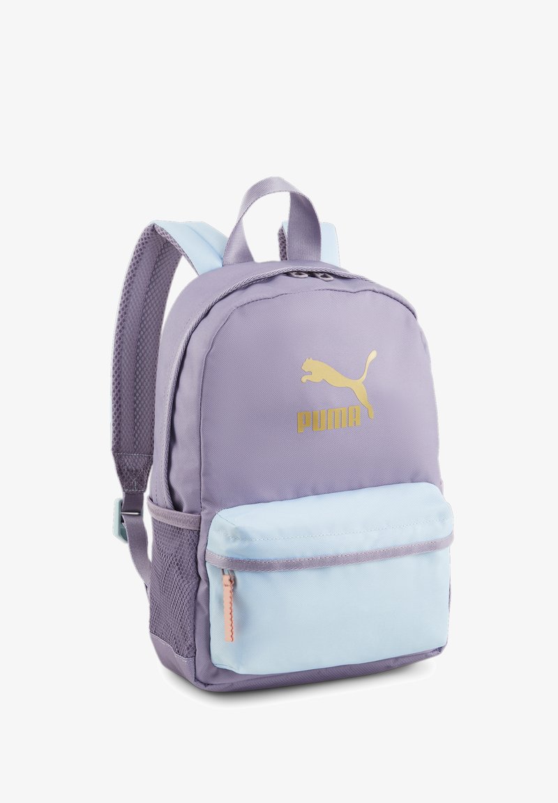 Ljubičasti najlon ruksak sa zlatnim Puma logom, svijetloplava prednja torba, mrežasta bočna torba i podstavljene podesive naramenice. Zatvaranje na rajsferšlus.