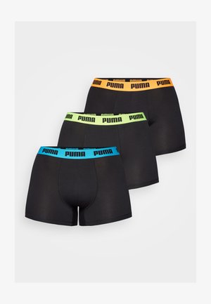 Set di tre boxer neri con fascia elastica arancione, verde e blu, su cui è stampato 'PUMA' in nero. Tessuto morbido e elasticizzato.