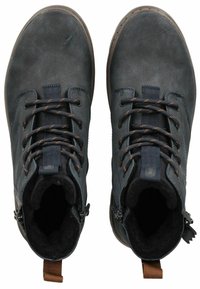 Stivali in pelle blu scuro con accenti marroni, punta rotonda, design con lacci e chiusura laterale con zip. Fodera interna morbida visibile dalla parte superiore.