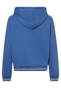 Sudadera azul con capucha ajustable y dobladillo y puños con rayas plateadas. Fabricada en una tela suave con una textura lisa. Vista trasera.