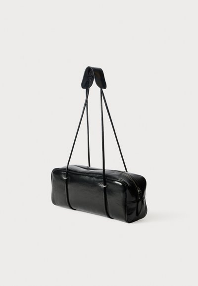 Borsa in pelle nera con forma rettangolare, dotata di chiusura a zip superiore, due manici allungati e una texture liscia e resistente.