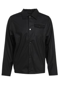 Svart vattenavvisande jacka med knäppning fram, spetsig krage, en bröstficka och långa ärmar. Slät textur, minimal design.