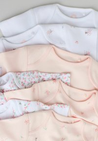 Kūdikių bodžiukų rinkinys iš minkšto medvilnės audinio, pasižymintis baltais, rožiniais ir gėlėtais raštais. Lygi tekstūra ir apvalios iškirptės su siūtomis siūlėmis.