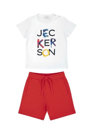 Maglietta bianca per bambino con testo colorato "JECKERSON" e pantaloncini rossi con coulisse e tasche laterali.