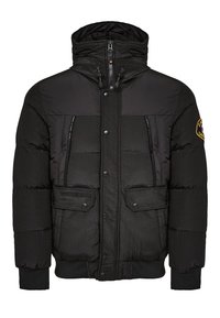 Sort polstret jakke med høj krave, lynlås og trykknapper. Har tekstureret stof, forlommer og logoemblem på ærmet.