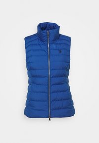 Chaleco acolchado azul con cuello alto, costuras verticales y cierre central de cremallera. Pequeño logo en el área del pecho izquierdo.