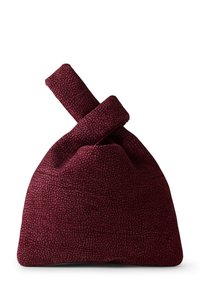 Bordeauxfarbige Tasche aus strukturiertem Stoff, mit einem gedrehten Griff und einer einzigartigen asymmetrischen Form. Weiches, langlebiges Material mit modernem Design.