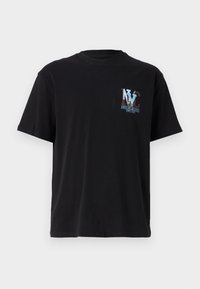 Zwarte katoenen T-shirt met een ronde hals. Heeft een multicolore NYC-afbeelding op de linkerkant van de borst. Korte mouwen, standaard snit.