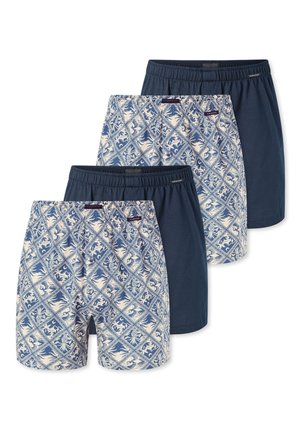 Trzy pary męskich bokserek, na przemian jednolite w kolorze granatowym oraz niebieskie z białym geometrycznym wzorem kwiatowym, ułożone na sobie na białym tle.