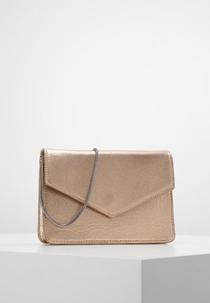 Metalen envelop clutches tas in roségoud met een zilveren kettingriem, geplaatst op een wit voetstuk tegen een effen achtergrond.