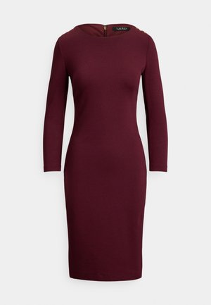 Bordo spalvos ilgomis rankovėmis suknelė su aptempta silueto linija, apvaliu iškirptu kaklu ir auksiniais akcentais ant peties. Lygus audinys, ilgio iki kelių dizainas.