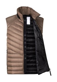 Gepolsterte Weste in Braun mit Chevron-Steppung. Verfügt über ein schwarzes Innenfutter, Reißverschluss und ein gebrandetes Etikett an der Vorderseite.