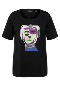 Černé tričko s grafikou karikatury psa v purpurové, zelené a bílé barvě, s krátkými rukávy a kulatým výstřihem.