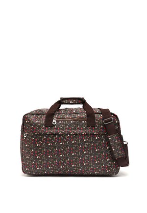 Bolsa de viaje rectangular negra con pequeño estampado floral en rojo, blanco y amarillo, asas marrones, bolsillo con cremallera y correa de hombro ajustable.