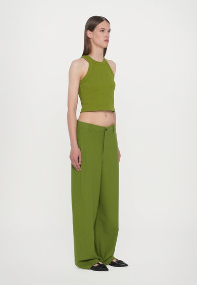CLOSED CROPPED RACER TANK - Linne - pistachio green