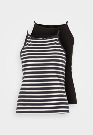 Ριγέ μαύρη και λευκή μπλούζα χωρίς μανίκια, μπλε τζιν μίνι φούστα με μπροστινά κουμπιά, ελαιόχρωμη τσάντα με υφή και σκούρες γκρι σανδάλια slide.