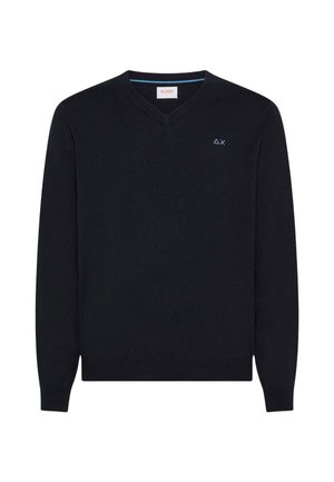 Maglione nero a V realizzato in un materiale a maglia morbido, con sottili accenti blu sul colletto e un piccolo logo sul petto.