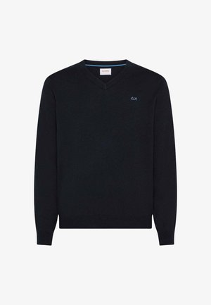 Maglione nero a V realizzato in un materiale a maglia morbido, con sottili accenti blu sul colletto e un piccolo logo sul petto.