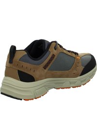 Scarpa in suede marrone e mesh grigio con dettagli neri, suola in gomma testurizzata, particolari arancioni e colletto imbottito per il comfort.