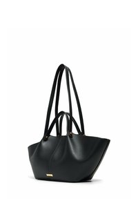 Sac fourre-tout en cuir noir avec deux longues bandoulières et deux poignées plus courtes, en forme de trapèze, avec une plaque de marque en ton doré sur le devant.