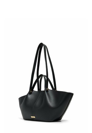 Borsa tote in pelle nera con due lunghi manici per la spalla e due manici più corti, forma trapezoidale, placchetta del marchio in tono oro sul davanti.