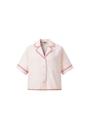Chemise rose clair à manches courtes avec bordure rouge cousue, col à encoches, boutons sur le devant et poche poitrine.