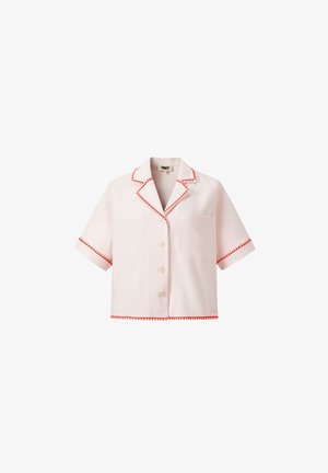 Chemise rose clair à manches courtes avec bordure rouge cousue, col à encoches, boutons sur le devant et poche poitrine.