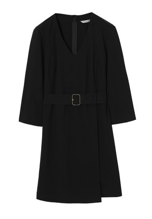 Črna obleka z V-izrezom, rokavi tri četrtine dolžine in pasom z zaponko. Ima zadrgo zadaj in sproščen kroj.