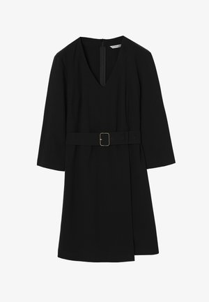 Zwarte jurk met een V-hals, driekwart mouwen en een getailleerde taille met ceintuur. Voorzien van een ritssluiting aan de achterkant en een comfortabele, losse pasvorm.