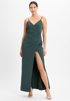 Smaragdgrünes Kleid mit taillierter Oberseite, subtiler Glanz, verstellbaren Spaghetti-Trägern und einem hohen Schlitz, das geraffte Details an der Taille aufweist.