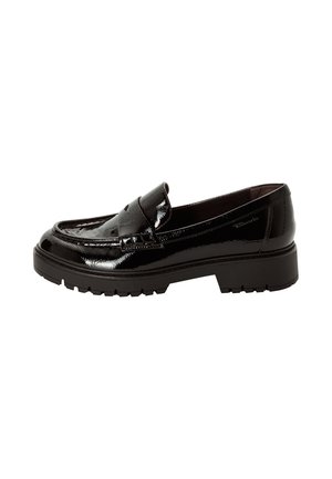 Sort skinnende læderloafers med tyk, rillet sål, lav hæl og klassisk penny-rem, vist fra siden på en hvid baggrund.