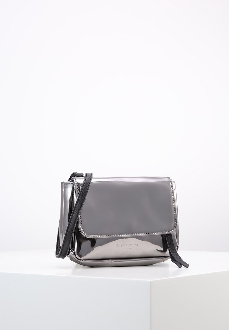 Borsa a tracolla nera lucida con chiusura a patta, caratterizzata da una tracolla testurizzata e design elegante e moderno. Elementi metallici evidenziano i bordi.