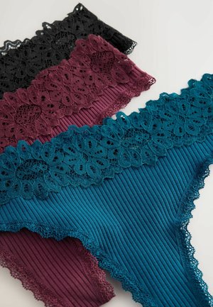 Tri parovi ženske tangice s čipkastim rubom u crnoj, burgundijskoj i tirkiznoj boji. Tkanina ima rebrastu teksturu i cvjetne čipkaste detalje.
