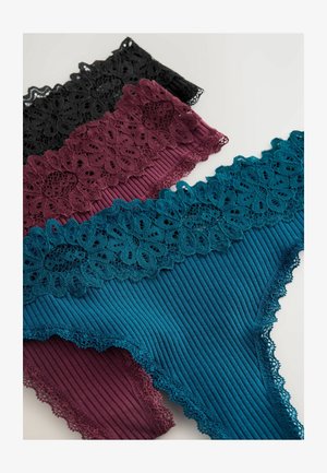 Tre par af kvindelig trusse i lace-trimmet thongs i sort, bourgogne og teal. Stoffet har ribbet tekstur og blomster-lace detaljer.