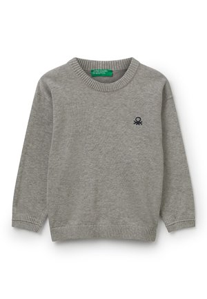 Hellgrauer langärmeliger Strickpullover mit geripptem Halsausschnitt, Bündchen, unterem Saum und kleinem schwarzen gestickten Logo auf der linken Brust.