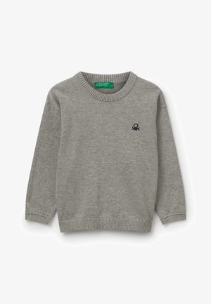 Suéter de punto de manga larga en gris claro con cuello, puños y bajo acanalados, y pequeño logo bordado en negro en el lado izquierdo del pecho.