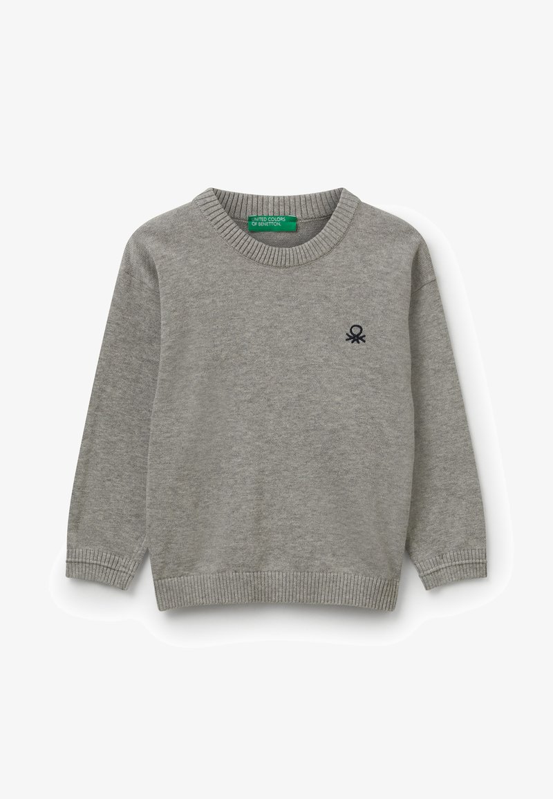 Suéter de punto de manga larga en gris claro con cuello, puños y bajo acanalados, y pequeño logo bordado en negro en el lado izquierdo del pecho.