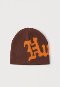 Gorro de punto marrón con un patrón gráfico naranja. El diseño presenta letras estilizadas destacadas en la parte delantera.
