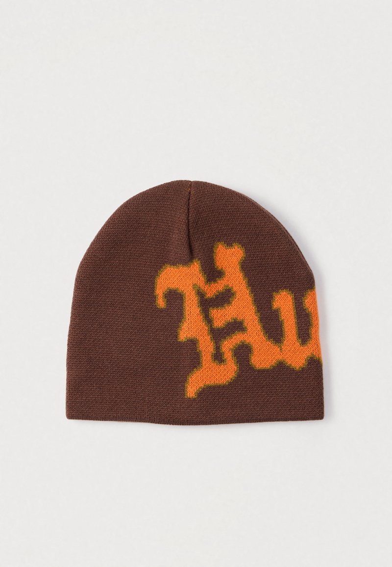 Gorro de punto marrón con un patrón gráfico naranja. El diseño presenta letras estilizadas destacadas en la parte delantera.