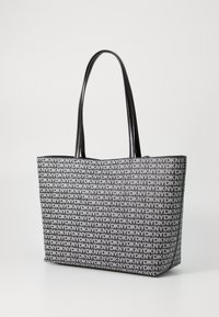 Borsa tote nera e grigia con motivo logo ripetuto. Presenta manici lunghi e piatti e una forma rettangolare strutturata. Materiale resistente.