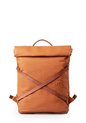 Zaino marrone a roll-top realizzato in materiale liscio e durevole. Presenta un design a strap diagonali, una maniglia superiore e dettagli con logo impresso.