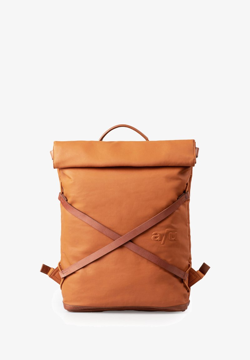 Zaino marrone a roll-top realizzato in materiale liscio e durevole. Presenta un design a strap diagonali, una maniglia superiore e dettagli con logo impresso.