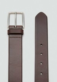 Brun læderbælte med en sølv metal spænde, glat overflade og flere justerbare huller langs længden. Taperet ende-design.