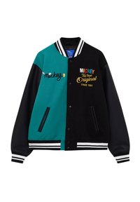 Veste universitaire en vert sarcelle et noir avec un corps en laine, des manches en cuir, des poignets côtelés rayés et des motifs brodés de Mickey Mouse.