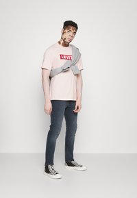 Levi's® RELAXED FIT - T-shirt estampada - potpourri
