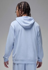 Fleece azul claro com capuz ajustável, feito de material macio, com um corte descontraído e punhos canelados. Textura subtil sem padrões.