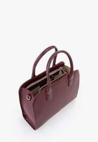 Borsa a mano in pelle marrone con due manici corti texturizzati, chiusura con zip e scomparti interni; forma rettangolare e superficie liscia.