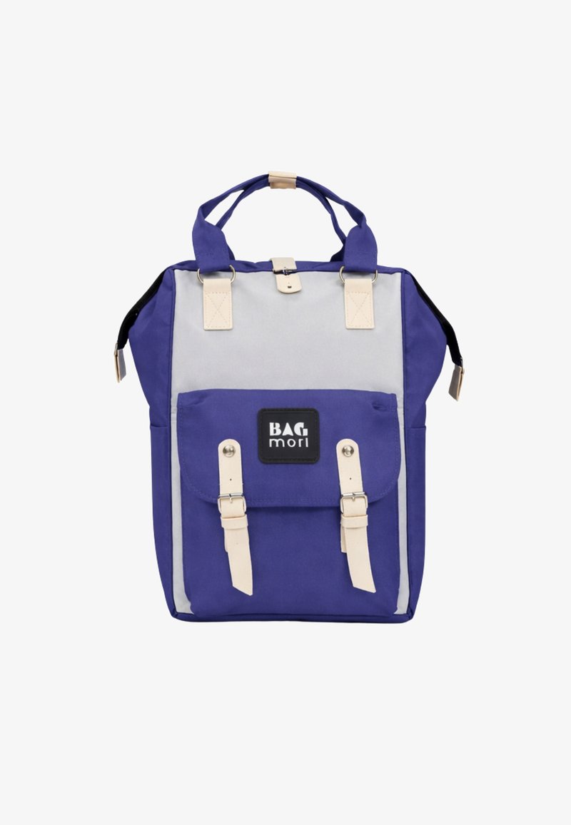 Zaino blu e grigio con fibbie beige alle cinghie, tasca anteriore etichettata "BAG mori" e doppio manico superiore.