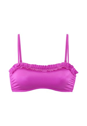 Haut de bikini bandeau rose vif avec fines bretelles réglables et un volant le long du bord supérieur, sur fond blanc.