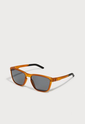 Lunettes de soleil en plastique orange avec des verres gris, de forme rectangulaire, et des accents noirs sur la branche. Design léger adapté à un port décontracté.